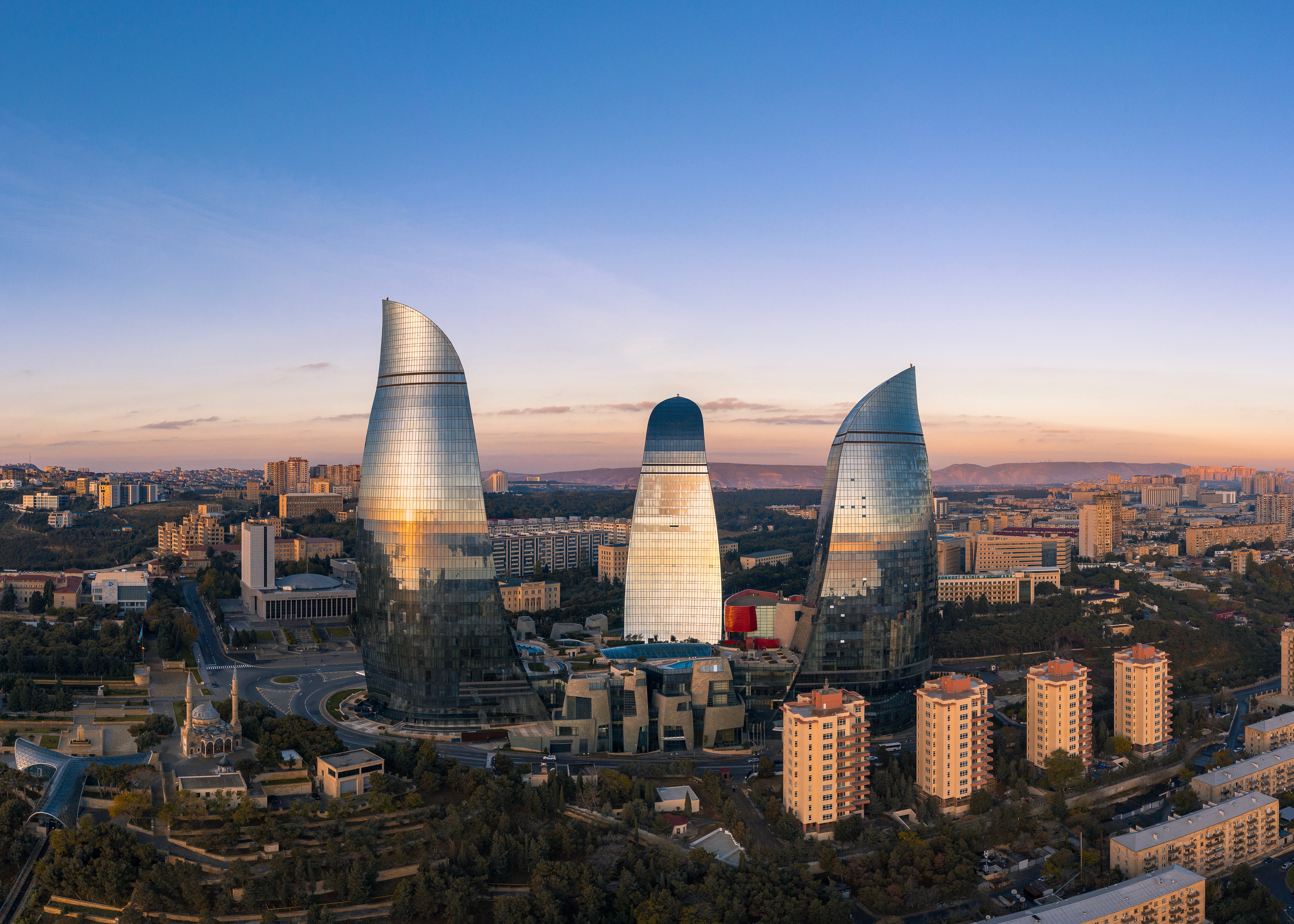 Жизнь в азербайджане. Азейбарджан Баку. Баку столица. Flame Towers Баку. Азейбарджан столица.